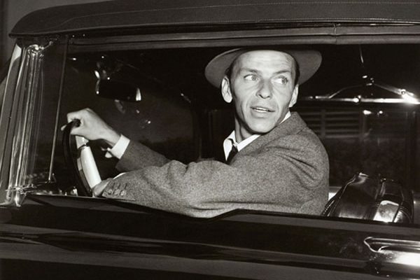 Guidando verso casa, 1950, Sinatra guida la sua Cadillac a Hollywood, California, 50 x 60 cm